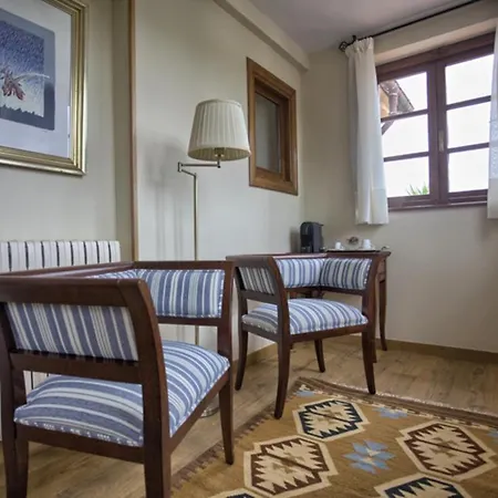 Colonial De Santillana