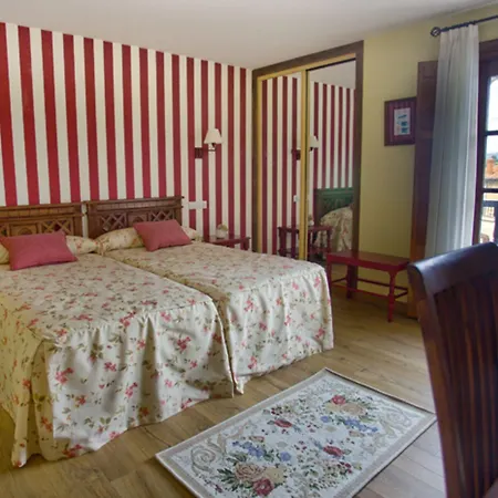 Colonial De Santillana מלון 3*