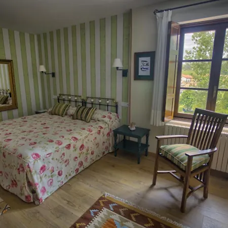 מלון Colonial De Santillana 3*